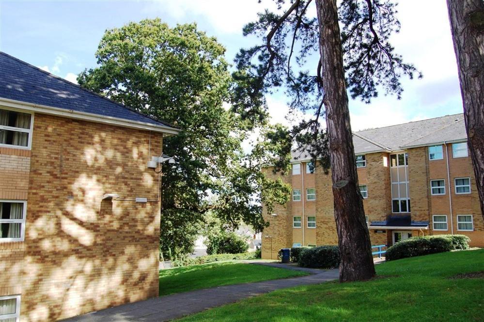 Plas Gwyn Halls, Cardiff Met University Extérieur photo